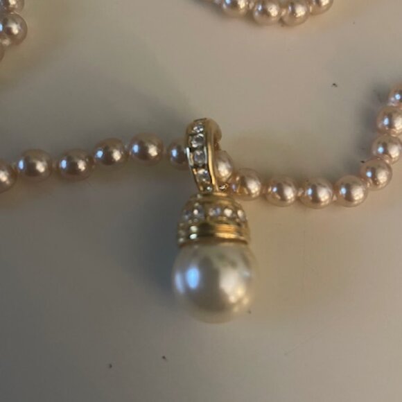 VINTAGE NOLAN MILLER FAUX PEARL NECKLACE GOLD-TONE CLEAR RHINESTONE PENDANT 14" - Picture 2 of 3
